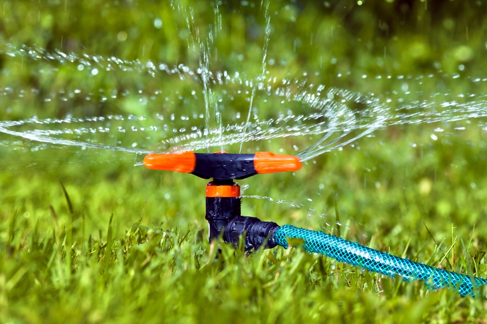 Utiliser l’eau de pluie récoltée pour arroser ou nettoyer