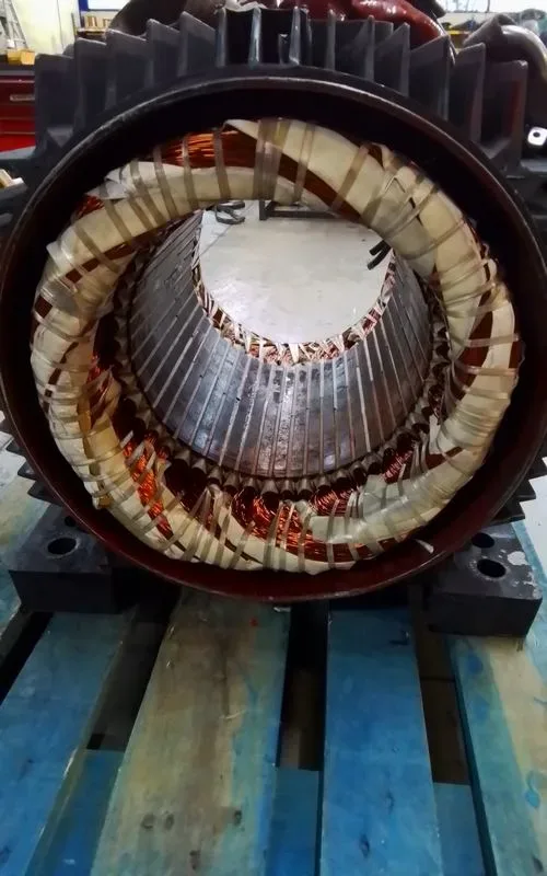 Stator rebobiné d'un moteur électrique de 110 kW pour Dalkia (Le Plessis-Robinson, 92), atelier Motralec
