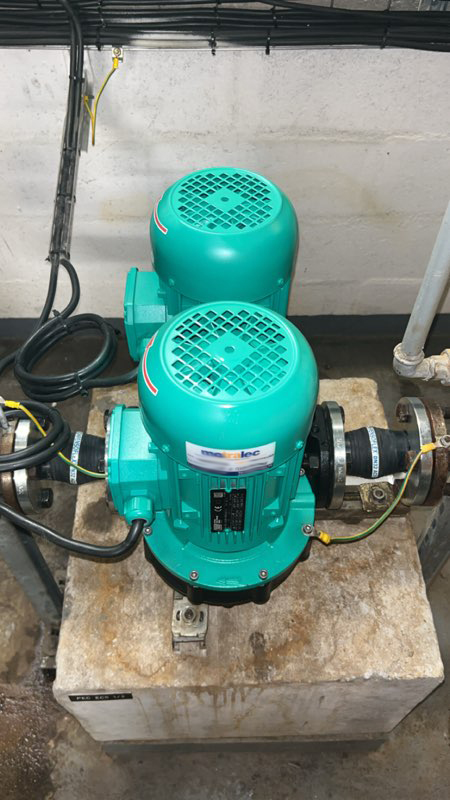 Remplacement d’une ancienne pompe Salmson JRL par une pompe Wilo France DPL pour notre client SPIE Facilities