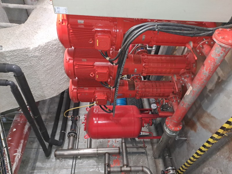 Remplacement d'un surpresseur d'incendie a La Défense (Puteaux, 92800)